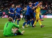 开云体育直播-加拿大完胜英格兰，梅西三分雨点燃全场