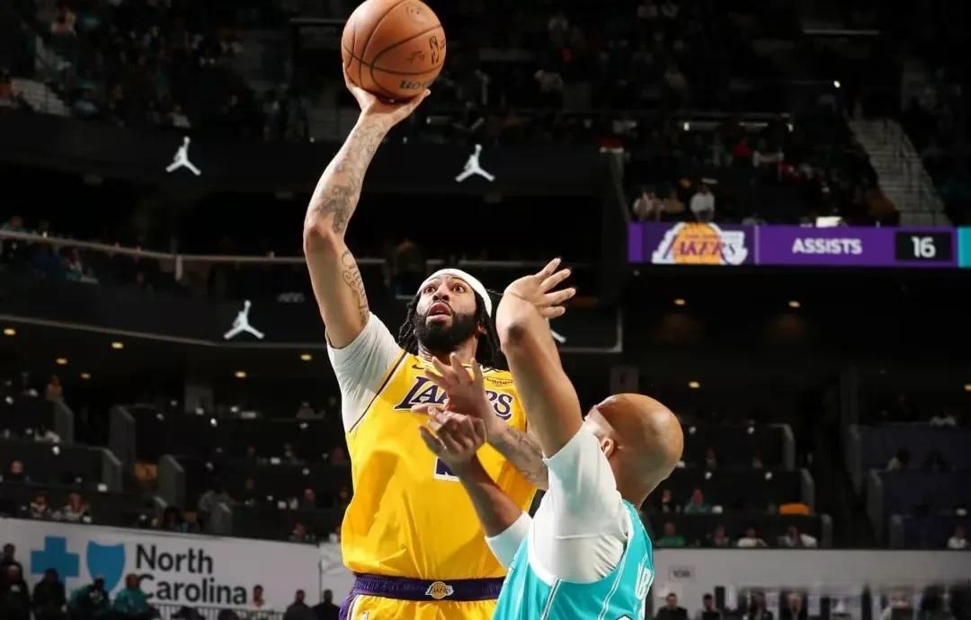 黄蜂力克西班牙男篮,浓眉三分雨点燃全场 黄蜂力克西班牙男篮,浓眉三分雨点燃全场