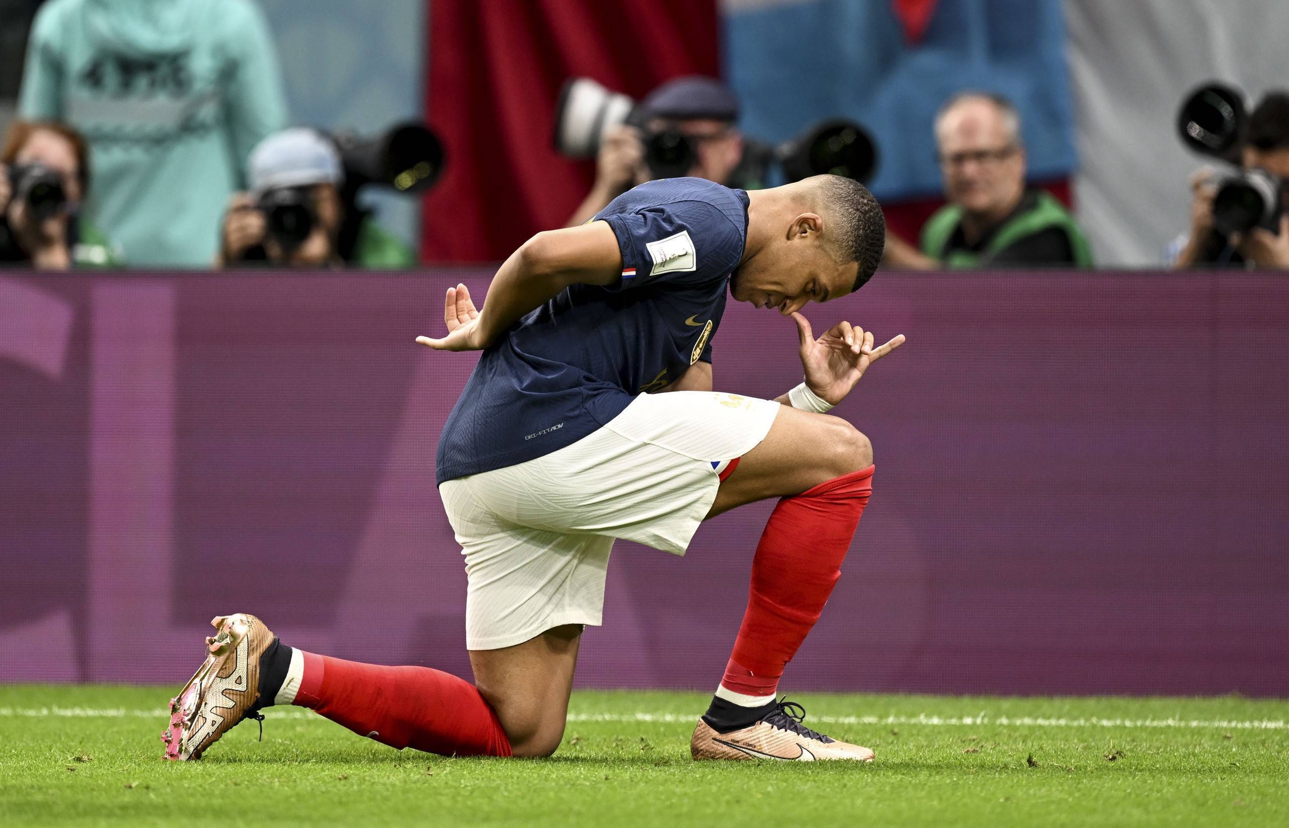 轻松搞笑！巴萨球员庆祝进球瞬间搞笑出镜